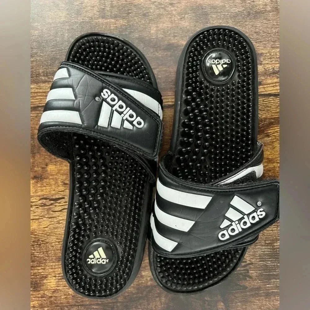 Adidas | Addisage mens slides. Size: 6 mens/7 women’s.